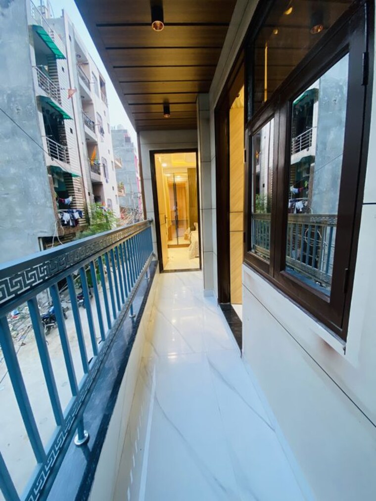 Balcony, dwarka mor 3 Bedroom 120 Sq.Yd. Builder Floor In Dwarka Mor Delhi 10700641