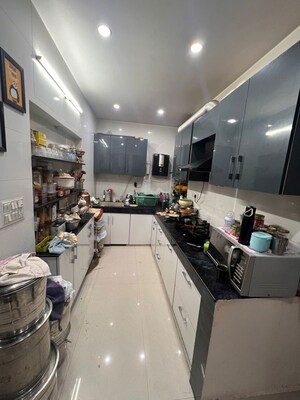 Team Area in 3 BHK Apartment at Vikas Puri – for Sale