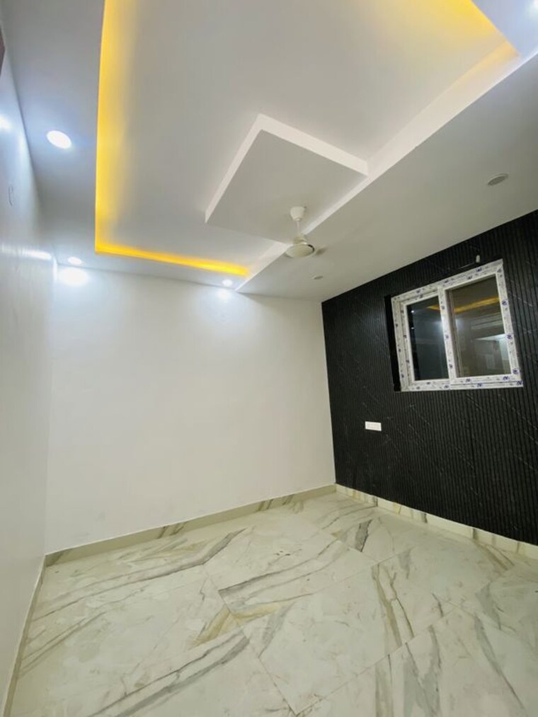 Room, dwarka mor 3 Bedroom 110 Sq.Yd. Builder Floor In Dwarka Mor Delhi 10700719