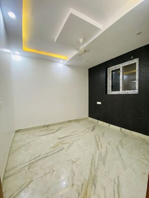 Room in 3 BHK Builder Floor at Dwarka Mor – for Rent