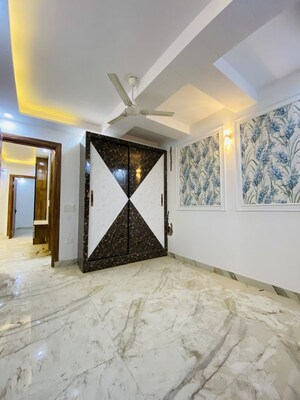 Room in 3 BHK Builder Floor at Dwarka Mor – for Rent