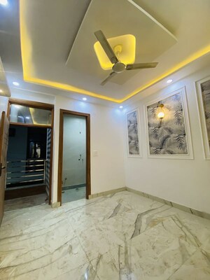 Room in 3 BHK Builder Floor at Dwarka Mor – for Rent
