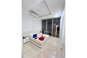 Room in 3 BHK Apartment at Kohinoor Square Altissimo, Dadar West – for Rent