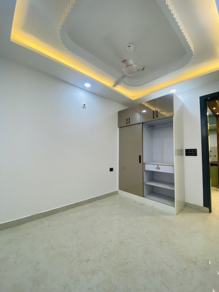 Room, uttam nagar 3 Bedroom 100 Sq.Yd. Builder Floor In Uttam Nagar Delhi 10700795