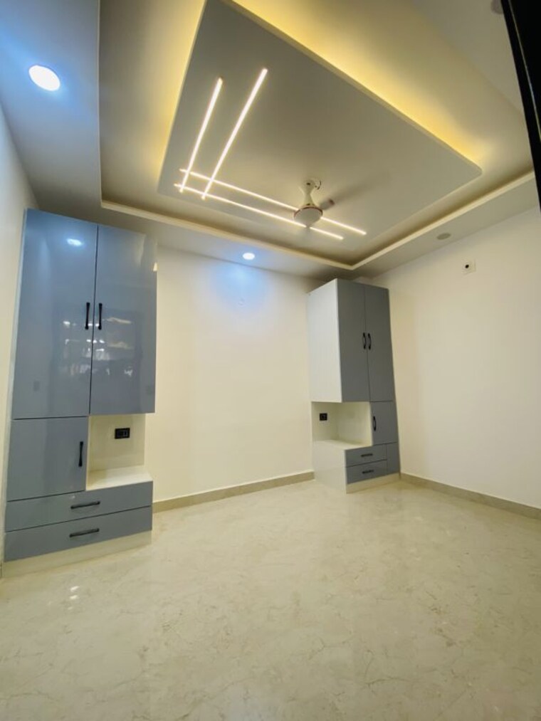 Room, uttam nagar 3 Bedroom 100 Sq.Yd. Builder Floor In Uttam Nagar Delhi 10700795