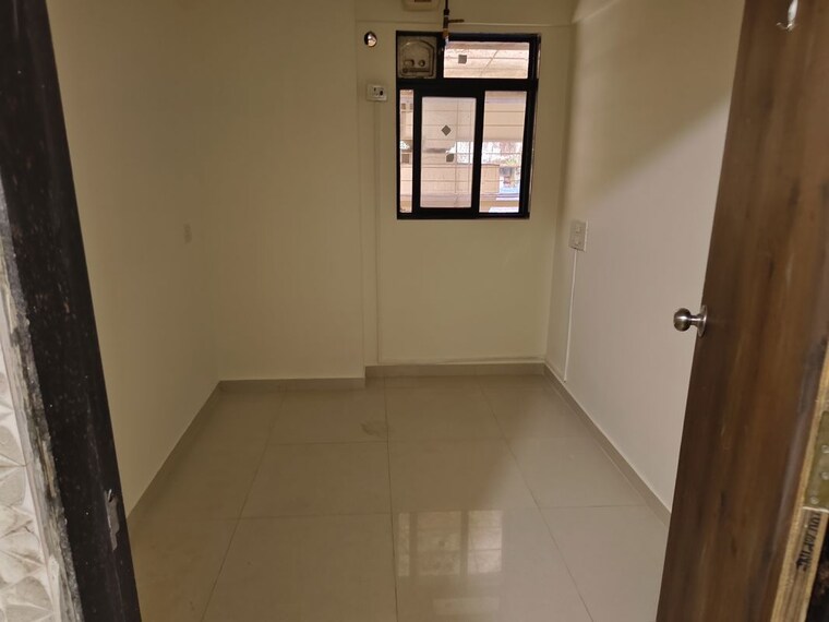 Room, thane west 1.5 Bedroom 500 Sq.Ft. Apartment In Thane West Thane 10700848