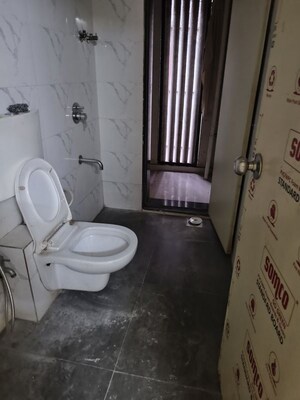 Bathroom in 1.5 BHK Apartment at Thane West – for Rent