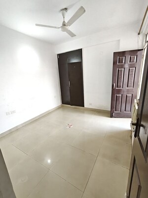 Room in 3 BHK Apartment at Supertech Crown Town, Sector 74 – for Rent