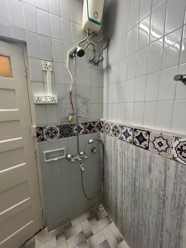 Bathroom, churchgate 3 Bedroom 1300 Sq.Ft. Apartment In Churchgate Mumbai 10700921