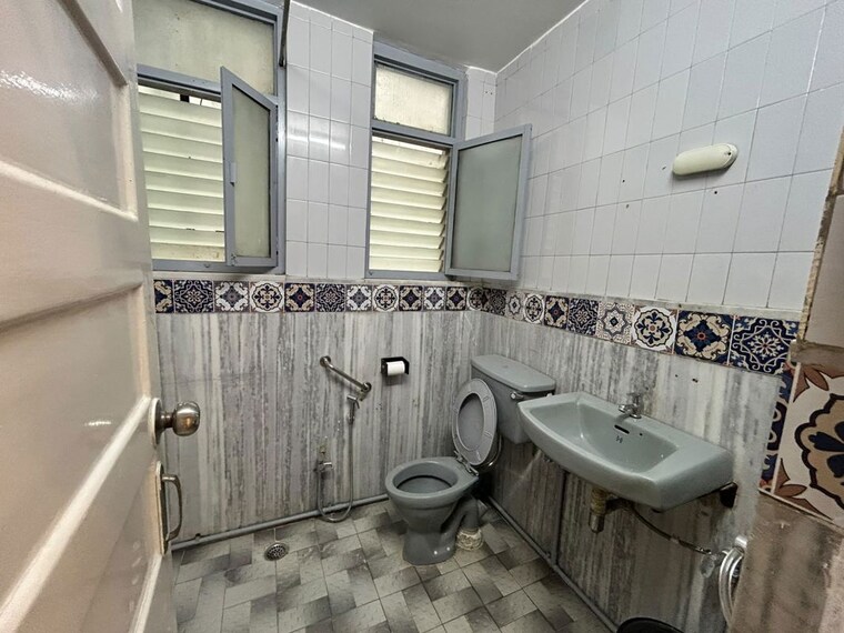 Attached Bathroom, churchgate 3 Bedroom 1300 Sq.Ft. Apartment In Churchgate Mumbai 10700921