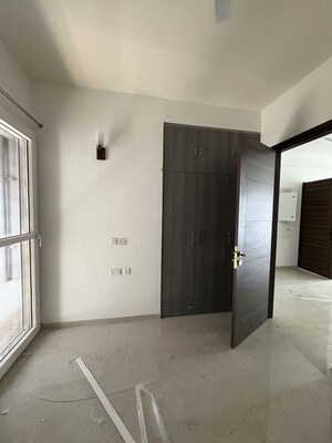 Furnished Amenities in 3.5 BHK Apartment at Smart World Orchard, Sector 61 – for Rent