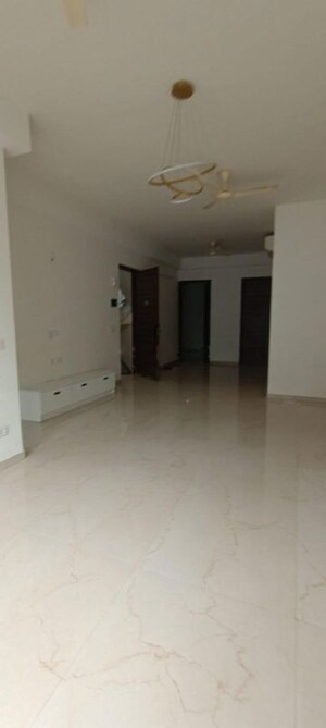 Room in 3.5 BHK Apartment at Smart World Orchard, Sector 61 – for Rent