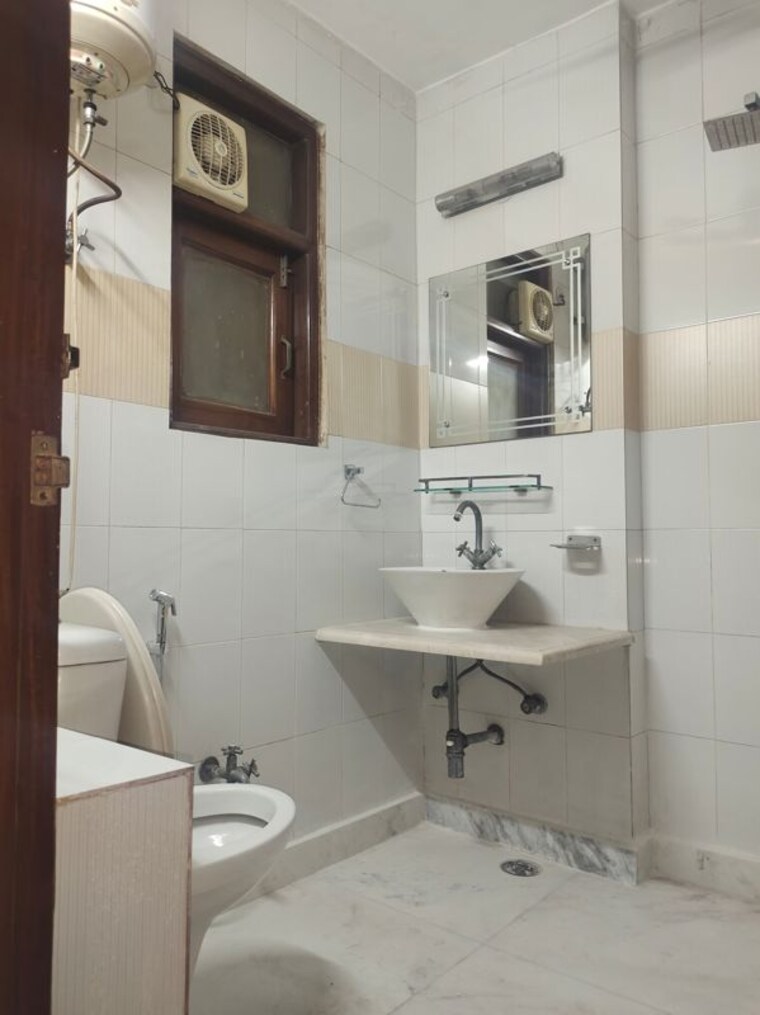 Bathroom, kalkaji 3 Bedroom 200 Sq.Yd. Builder Floor In Kalkaji Delhi 10701175