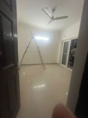 Room in 3 BHK Apartment at Paramount Floraville, Sector 137 – for Rent