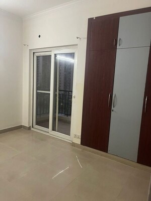 Room in 3 BHK Apartment at Paramount Floraville, Sector 137 – for Rent