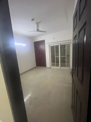 Room in 3 BHK Apartment at Paramount Floraville, Sector 137 – for Rent