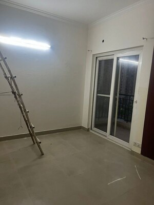Room in 3 BHK Apartment at Paramount Floraville, Sector 137 – for Rent