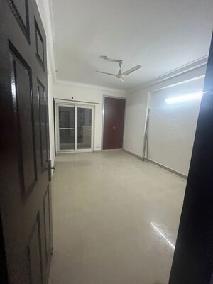 Room in 3 BHK Apartment at Paramount Floraville, Sector 137 – for Rent