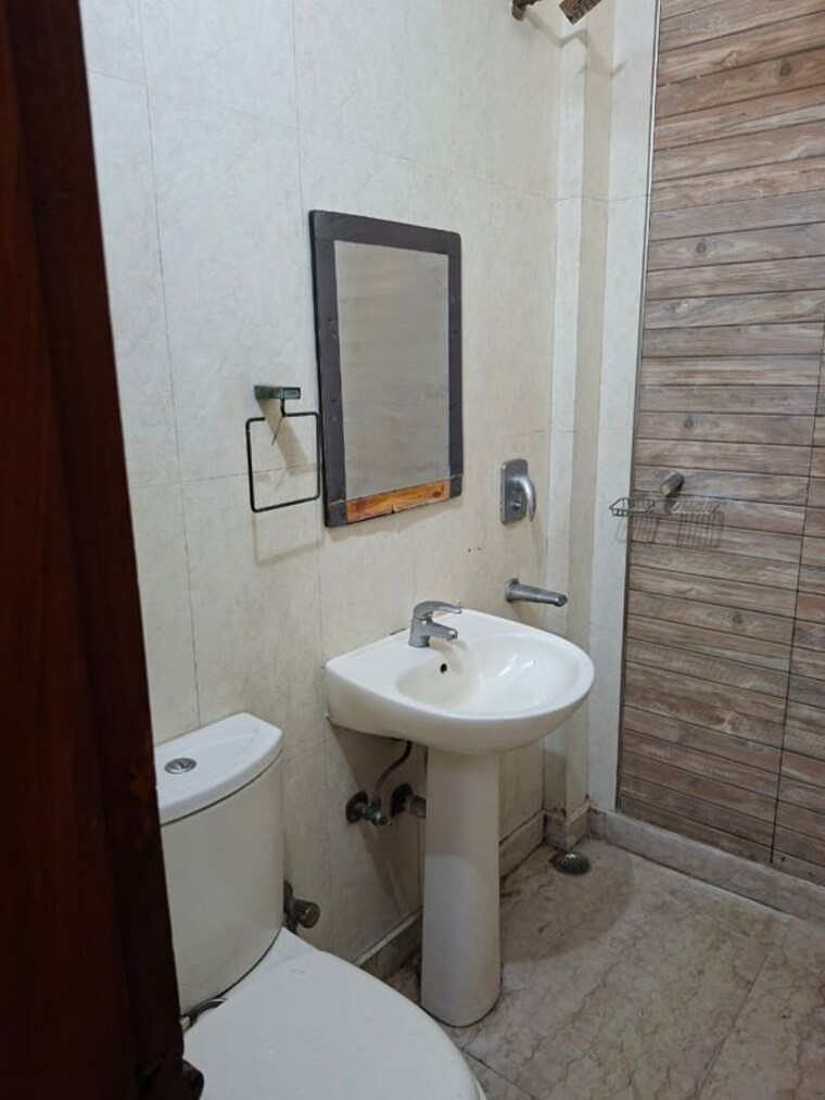 Bathroom, new rajinder nagar 2 Bedroom 80 Sq.Yd. Builder Floor In New Rajinder Nagar Delhi 10701277