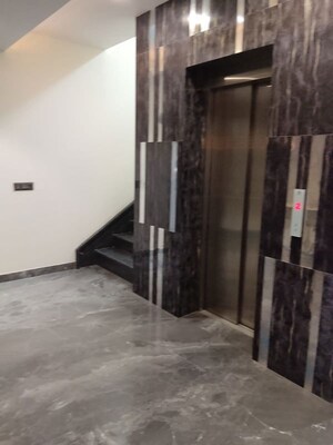 Lift in 3 BHK Villa at Sector 48 – for Rent