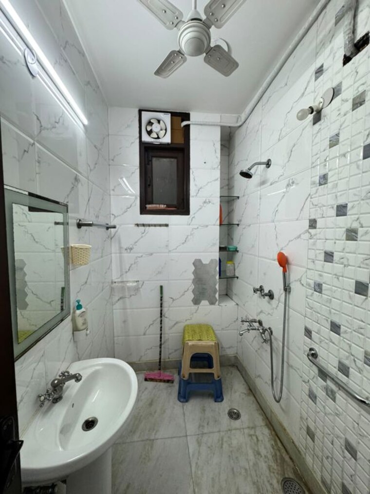 Bathroom, lajpat nagar 1 Bedroom 100 Sq.Yd. Builder Floor In Lajpat Nagar Delhi 10701396