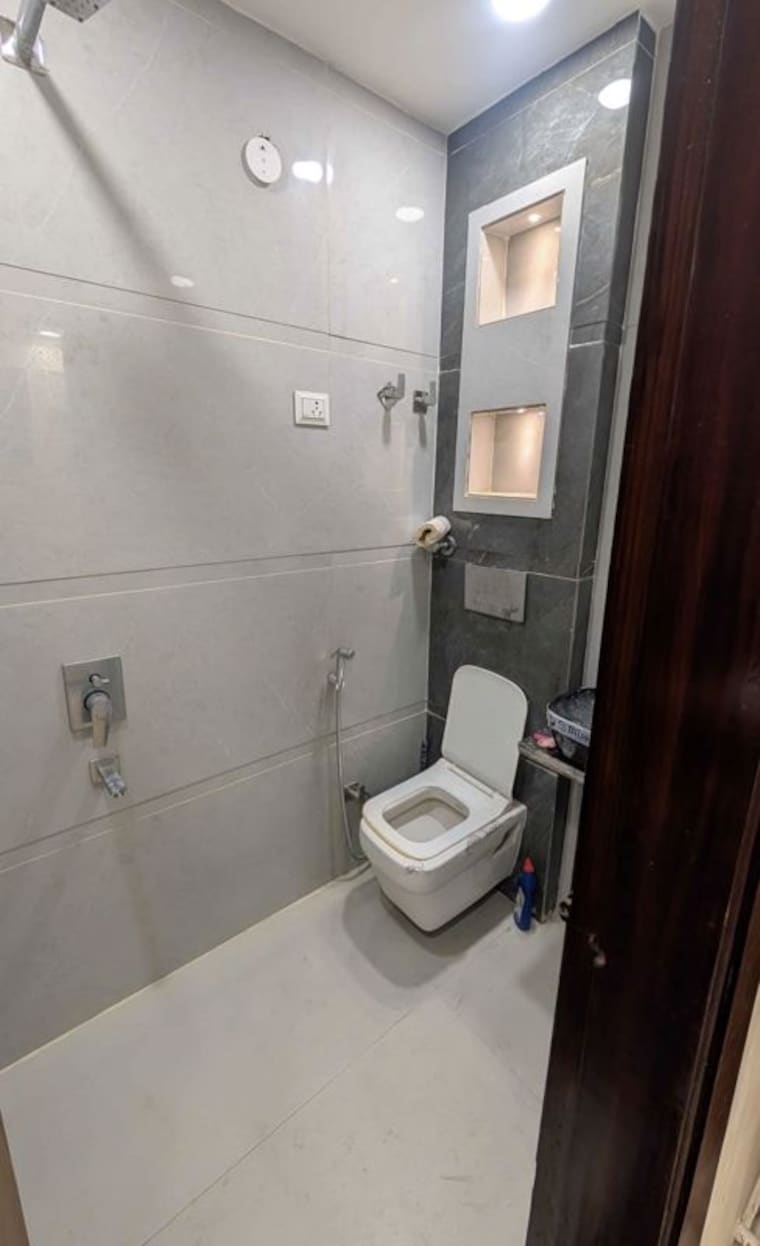 Bathroom, tagore garden 2 Bedroom 100 Sq.Ft. Builder Floor In Tagore Garden Delhi 10701413