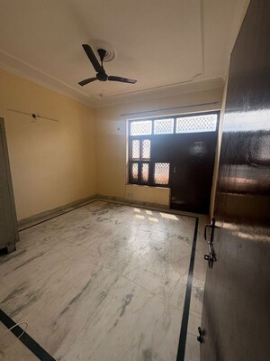 Room in 2 BHK Builder Floor at Palam Vihar – for Rent