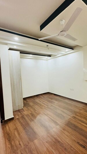 Room in 4 BHK Builder Floor at Green Fields Colony – for Rent