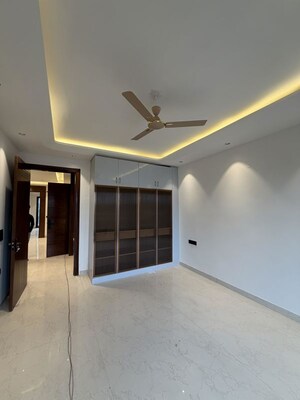 Room in 4 BHK Builder Floor at Sector 23 – for Rent