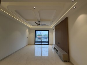 Room in 4 BHK Builder Floor at Sector 23 – for Rent