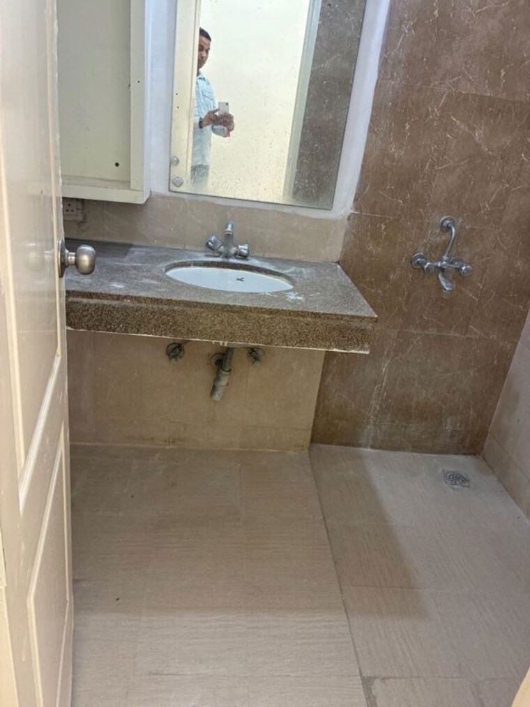 Bathroom, sector 22 3 Bedroom 1600 Sq.Ft. Builder Floor In Sector 22 Gurgaon 10701723