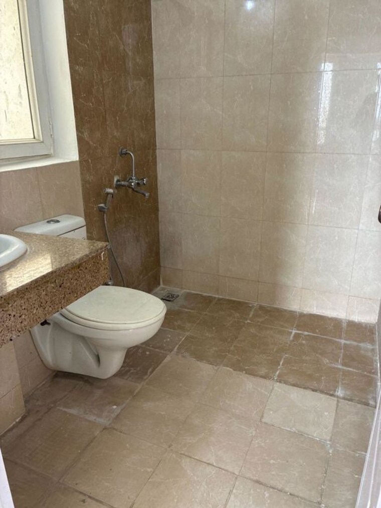Bathroom, sector 21 3 Bedroom 1600 Sq.Ft. Builder Floor In Sector 21 Gurgaon 10701744