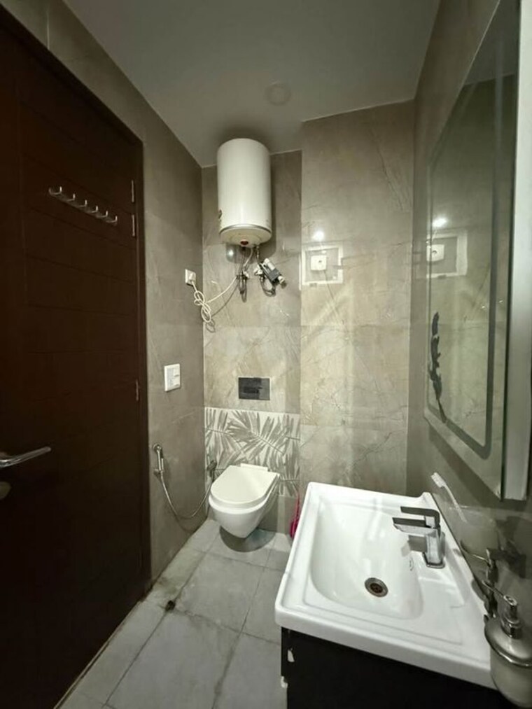 Bathroom, lajpat nagar 2 Bedroom 125 Sq.Yd. Builder Floor In Lajpat Nagar Delhi 10701765