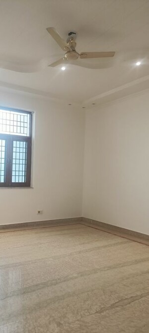 Room in 6+ BHK Villa at Sector 51 – for Rent