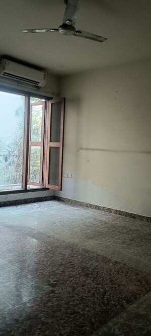 Room in 6+ BHK Villa at Sector 52 – for Rent