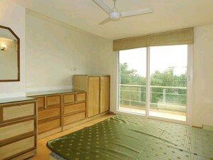 Room in 4 BHK Apartment at Vasant Vihar – for Rent