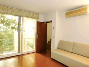 Room in 4 BHK Apartment at Vasant Vihar – for Rent