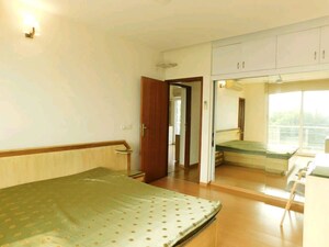 Room in 4 BHK Apartment at Vasant Vihar – for Rent