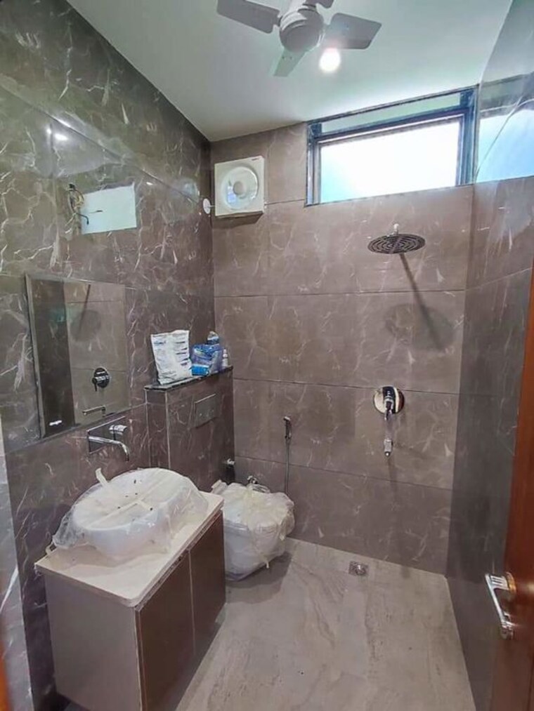 Bathroom, kalkaji 3 Bedroom 300 Sq.Yd. Builder Floor In Kalkaji Delhi 10701941