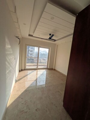Room in 3 BHK Apartment at Uppal Southend, Sector 49 – for Rent