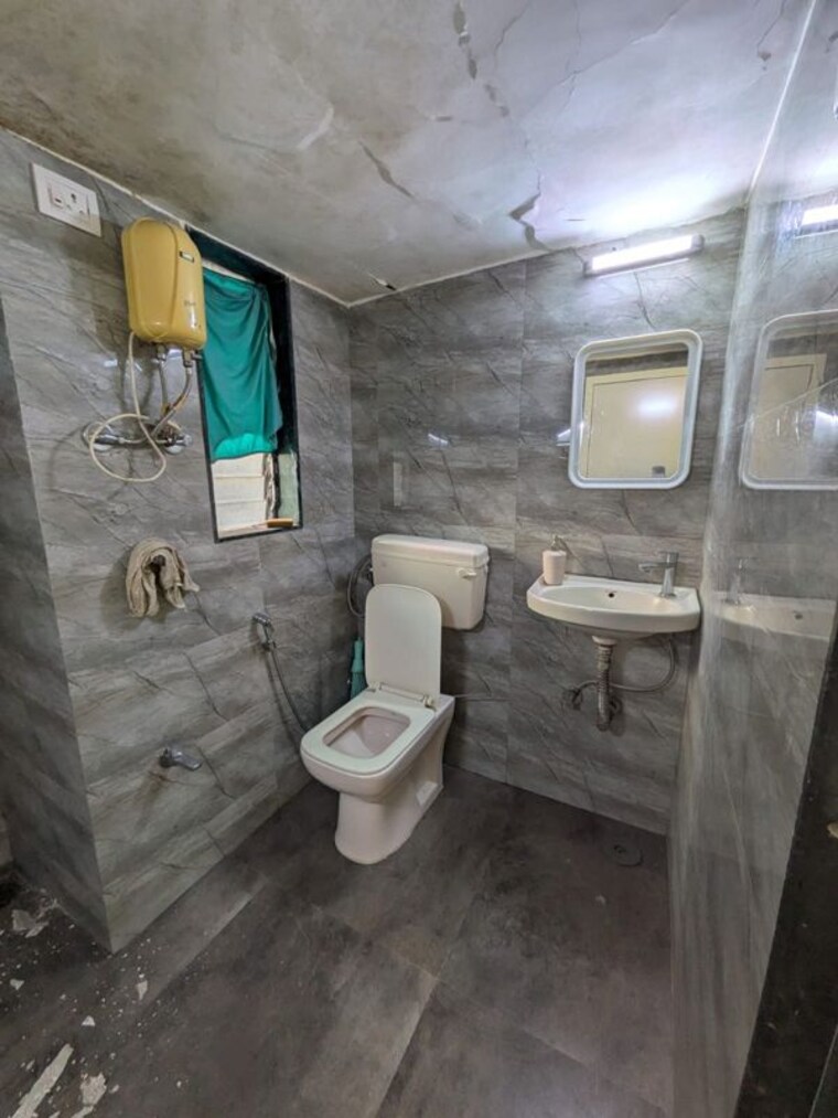 Bathroom, santacruz west 1 Bedroom 500 Sq.Ft. Apartment In Santacruz West Mumbai 10701829