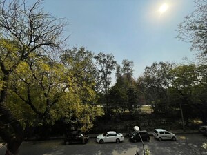 Plot Area in 3 BHK Builder Floor at Green Park – for Rent