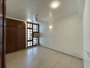 Room in 3 BHK Builder Floor at Green Park – for Rent