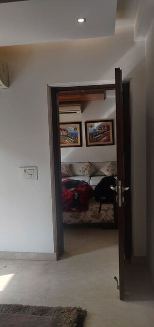 Room in 3 BHK Builder Floor at Safdarjung Enclave – for Rent