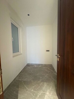 Room in 3 BHK Builder Floor at Sector 21 – for Rent