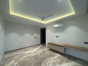 Room in 3 BHK Builder Floor at Sector 21 – for Rent