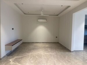 Room in 3 BHK Builder Floor at Sector 21 – for Rent