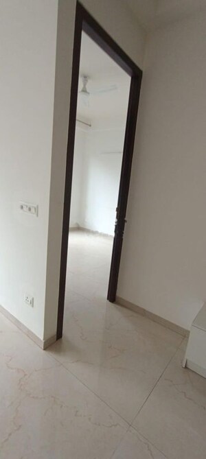 Room in 3.5 BHK Apartment at Smart World Orchard, Sector 61 – for Rent