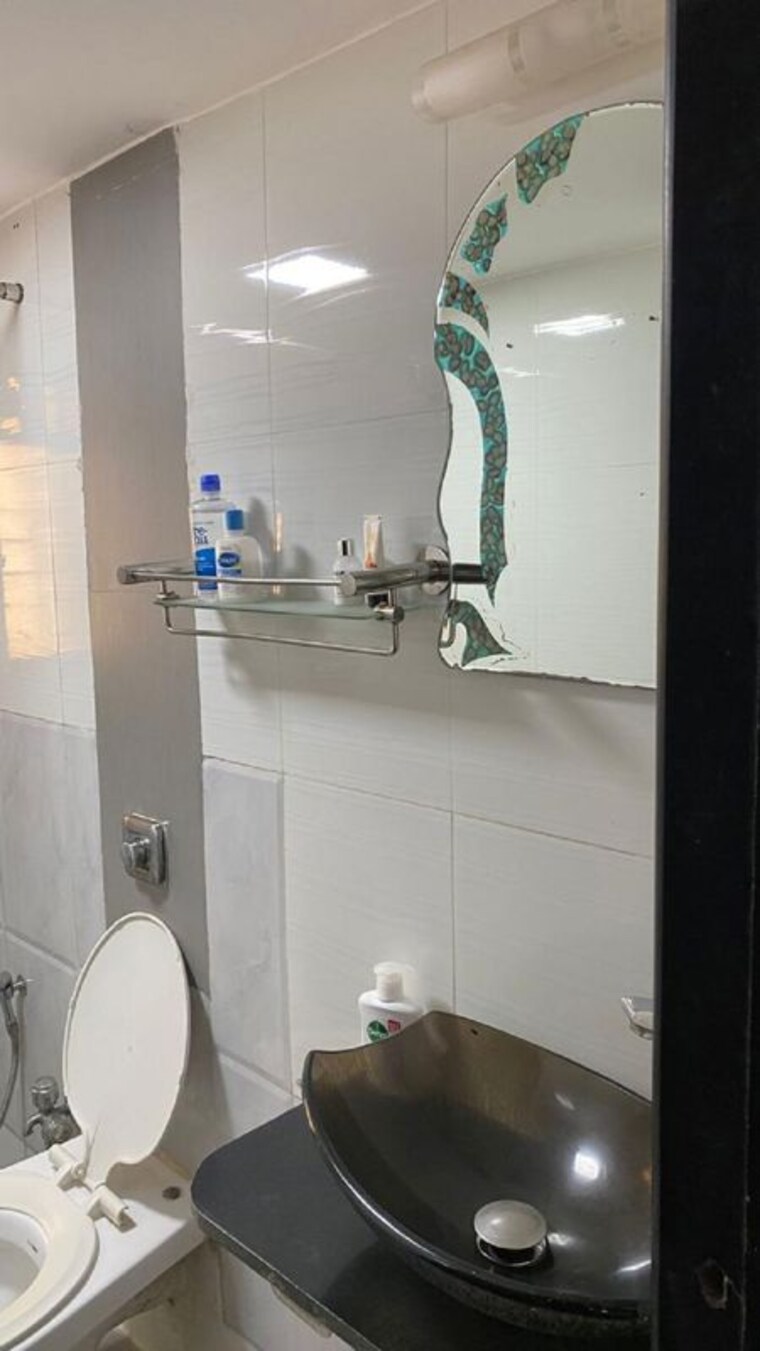 Attached Bathroom, bandra west 1.5 Bedroom 600 Sq.Ft. Apartment In Bandra West Mumbai 10702153