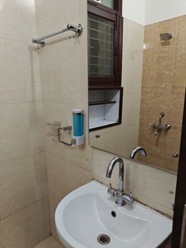 Bathroom, sector 45 3 Bedroom 1550 Sq.Ft. Builder Floor In Sector 45 Gurgaon 10702320